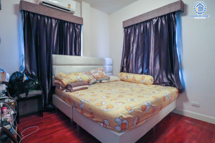 *****บ้านเดี่ยวทำเลใจกลางเมือง ม.เศรษฐสิริ งามวงศ์วาน-ประชาชื่น หลังมุม (ตรงข้าม ม.ธุรกิจบัณฑิตย์) บ้านหลังใหญ่ เนื้อที่ 77.8 ตร.ว. ฟังก์ชัน 5 ห้องนอน 4 ห้องน้ำ 2 ที่จอดรถ พื้นที่ใช้สอยเกือบ 250 ตร.ม. หน้าโครงการติดถนนประชาชื่น เชื่อมต่อถนนหลายสาย ใกล้เดอะมอลล์ฯ และจุดขึ้นทางด่วนงามวงศ์วาน